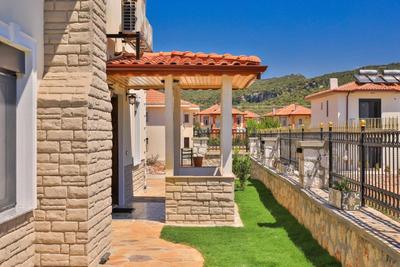 Villa Scroll