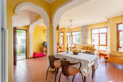 Arykandos Ortak Havuzlu Villa