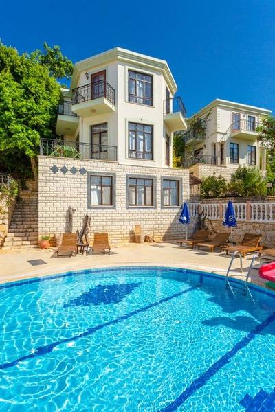 Ortak Havuzlu Villa Habesos