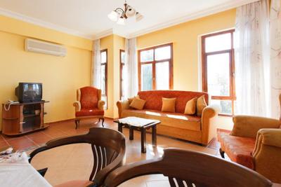 Karalos Ortak Havuzlu Villa