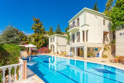 Karalos Ortak Havuzlu Villa