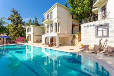 Xantos Ortak Havuzlu Villa