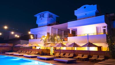 Esquire Hotels & Lounges