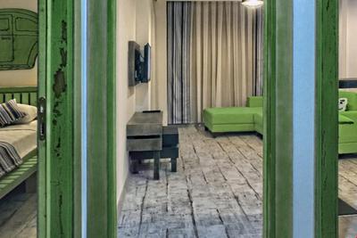 Voswos Garage Coffee Hotel