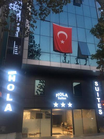 Hola Suites Hotel