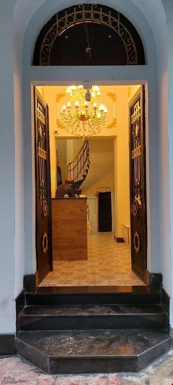 Boss To Hotel