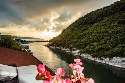 Hill River Hotel