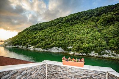 Hill River Hotel