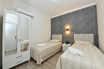 Center Suite 12