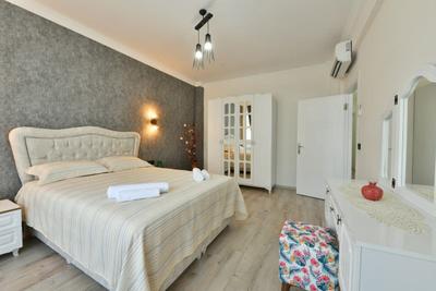 Center Suite 12