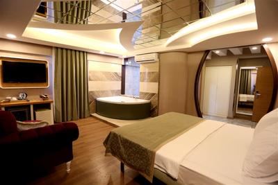Life Corner Hotel