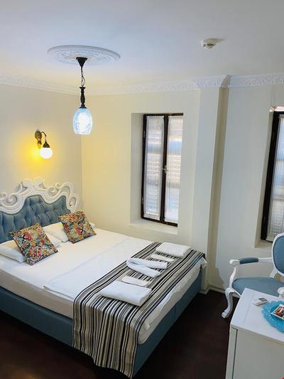 Maya Hotel & Cafe
