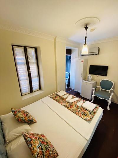 Maya Hotel & Cafe