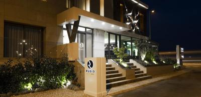 Rudis Deluxe Hotel