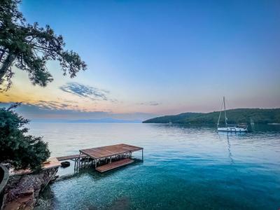 Roca Beach Akbuk