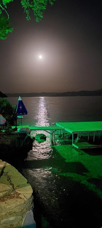 Roca Beach Akbuk