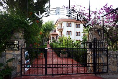 Everest Hotel