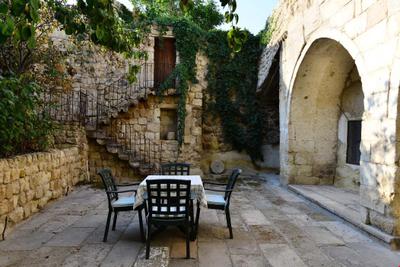 Esbelli Evi
