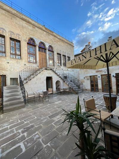 Evanthia Cave Suites