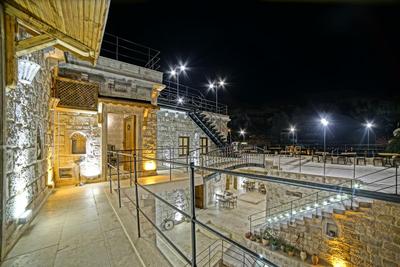 Risus Cave Suites
