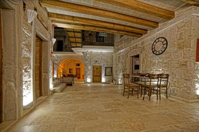 Risus Cave Suites