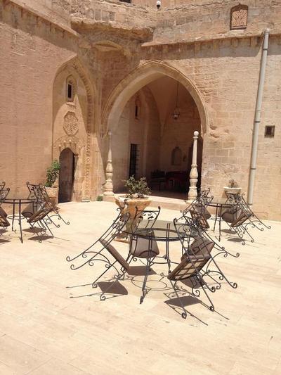 Kasr-i Abbas Hotel