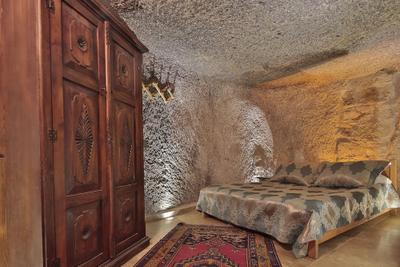 Shoestring Cave House