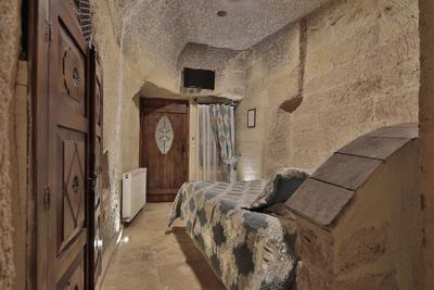 Shoestring Cave House