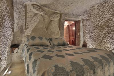 Shoestring Cave House