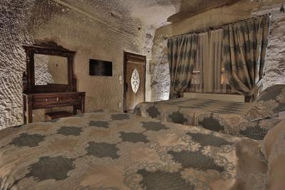 Shoestring Cave House