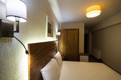 8 Rooms Hotel
