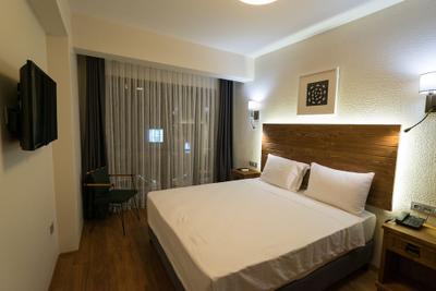 8 Rooms Hotel