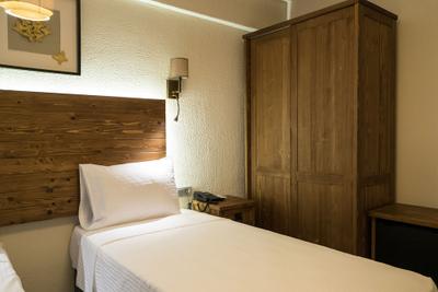 8 Rooms Hotel