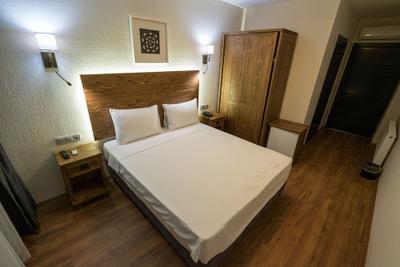 8 Rooms Hotel