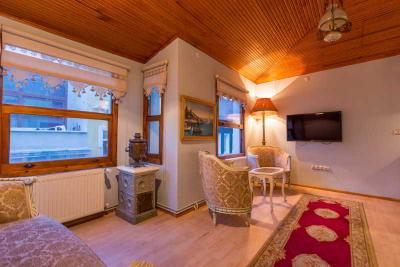 Aretias Suit Home