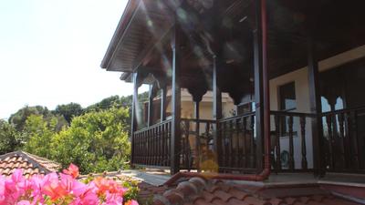 Moon House Apart