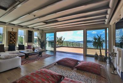 Important Group Villa Queen