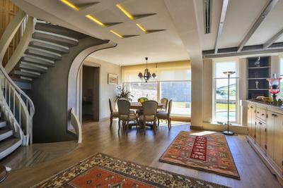Important Group Villa Queen