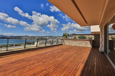 Important Group Villa Queen