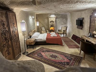 Asma Alti Cave Suits