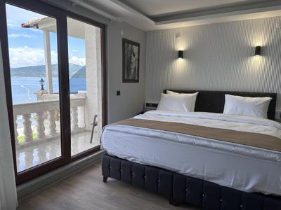 White Life Hotel & Cafe