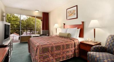 Travelodge by Wyndham Waukegan Gurnee