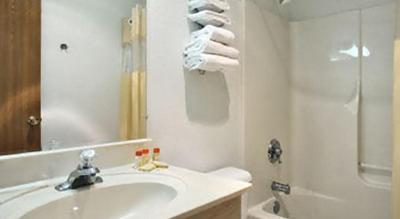 Travelodge by Wyndham Waukegan Gurnee
