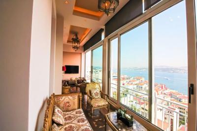 Maroon Bosphorus