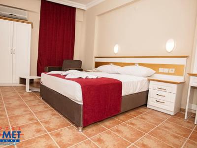 Comet Hotel & Resort