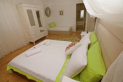 Monat Hotel