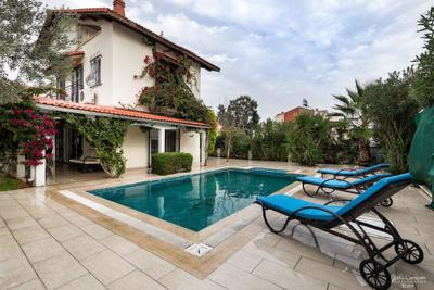 Villa Cona By Villatatilin