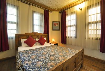 Old House Hostel & Pub