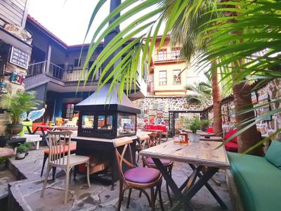 Old House Hostel & Pub