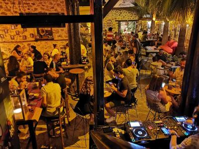 Old House Hostel & Pub